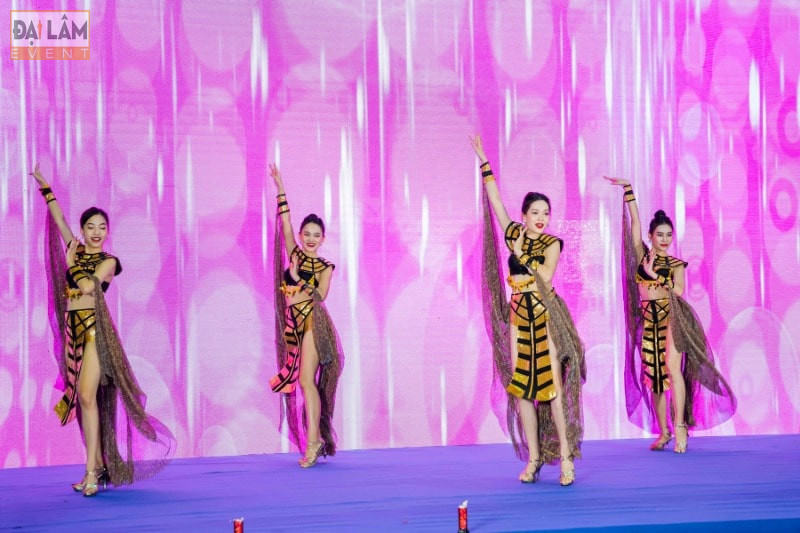 Múa nghệ thuật trong lễ khai trương hyundai Phú Linh